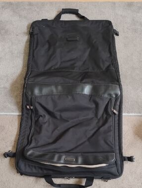 Johnston & Murphy Black  Wardrobe Travel Bag.  Excellent Condition.